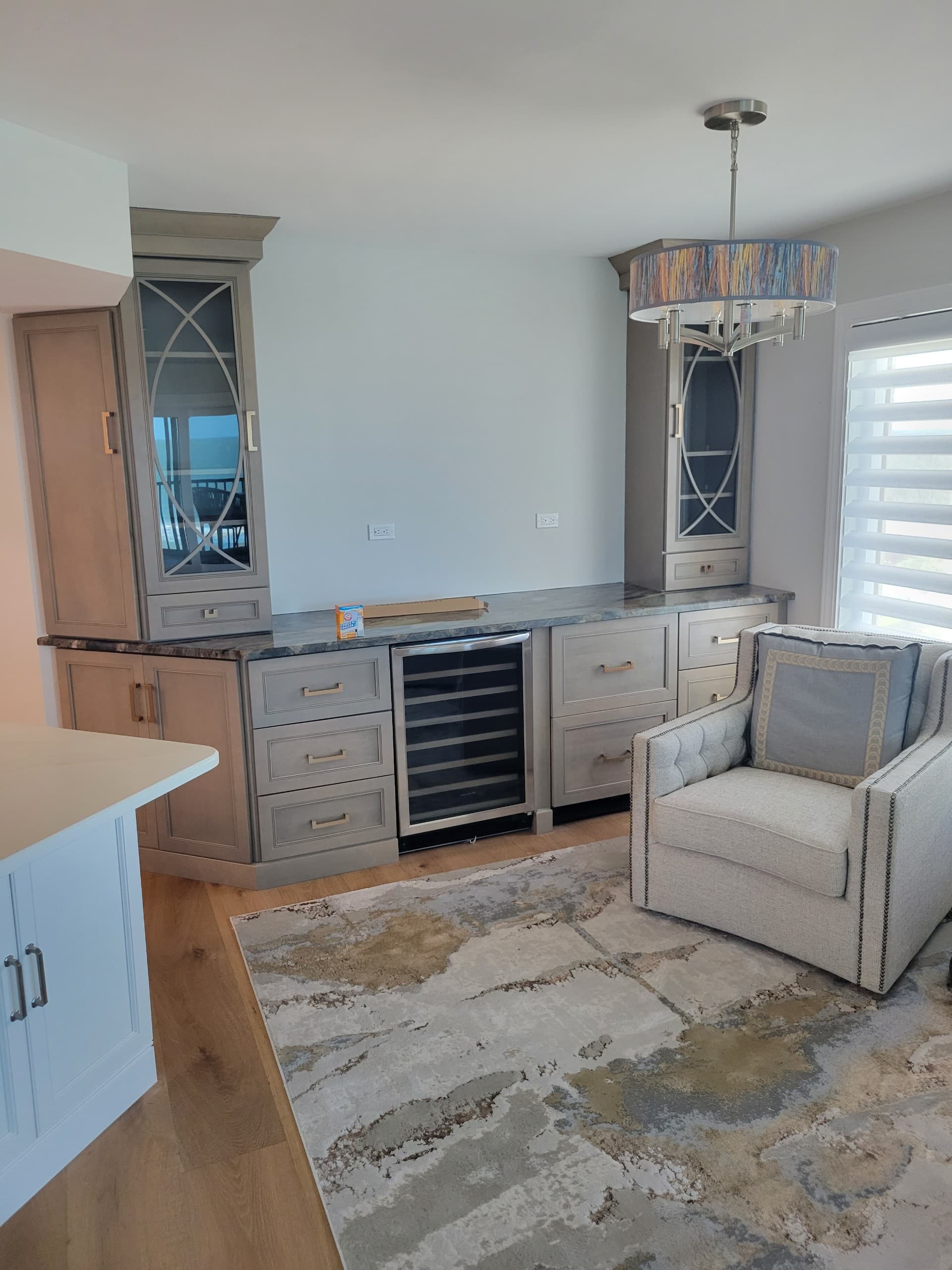 Wet bar and entertainment area